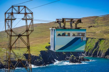 İrlanda 'da Beara Yarımadası' nın sonundaki Dursey Adası 'na giden muhteşem teleferiği kullanın.