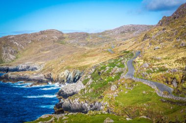 İrlanda, Beara Yarımadası 'nın kuzey tarafındaki Rocky deniz kıyısı.