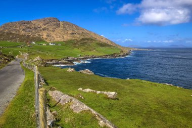 İrlanda, Beara Yarımadası 'nın kuzey tarafındaki Rocky deniz kıyısında.