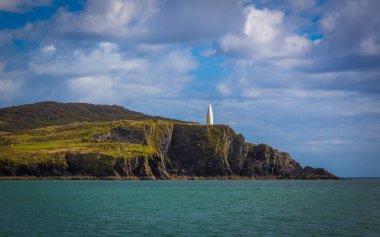 Baltimore, West Cork, İrlanda yakınlarındaki Beyaz Fener çevresinde eski deniz feneriyle güzel bir manzara.