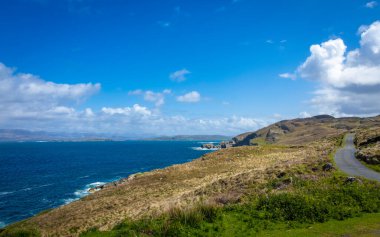 İrlanda, Beara Yarımadası 'nın kuzey tarafındaki Rocky deniz kıyısında.