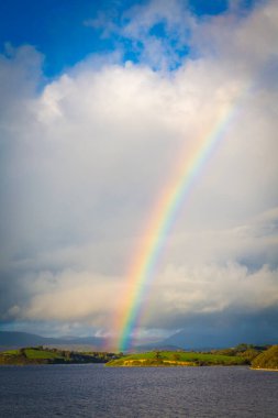Batı Cork, İrlanda 'da Bantry üzerinde renkli harika gökkuşağı