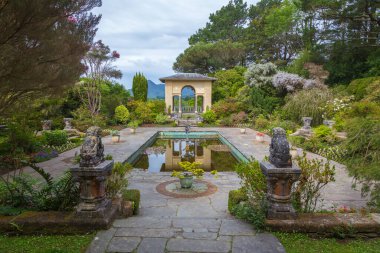Garinish Adası 'ndaki güzel bahçe, Glengarriff, West Cork, İrlanda