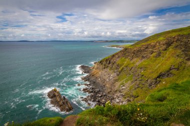 Atlantik Okyanusu kıyısı yüksek uçurumları olan Old Head Lighthouse, County Cork, İrlanda  