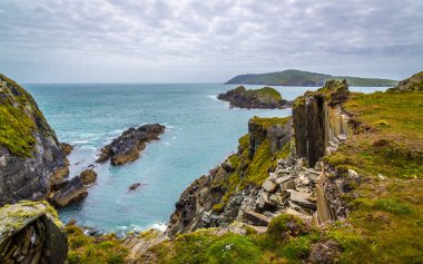 Sherkin Adası 'ndaki okyanus kayalıkları, West Cork, İrlanda