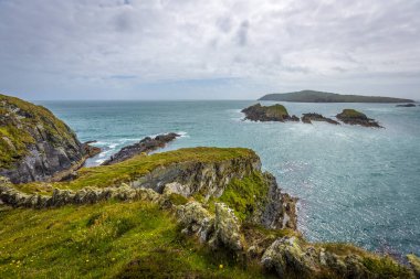 Sherkin Adası 'ndaki okyanus kayalıkları, West Cork, İrlanda 