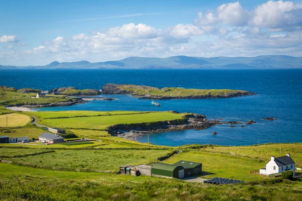 Beara Yarımadası 'nın kuzeyindeki muhteşem kıyı şeridi ve manzaralar, County Cork, İrlanda