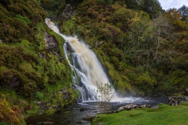 Ardara yakınlarındaki güzel Assaranca Şelalesi, Co Donegal, İrlanda