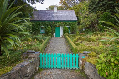 Yeşil kapılı harika eski ev, Co Donegal, İrlanda