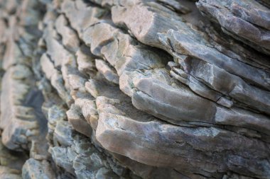 Ardara, Co Donegal, İrlanda yakınlarında ilginç taş ve malzemeler bulunan Maghera mağaraları 