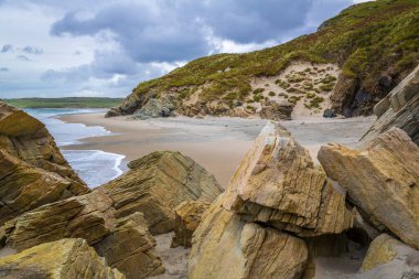 Ardara, Co Donegal, İrlanda yakınlarında ilginç taş ve malzemeler bulunan Maghera mağaraları