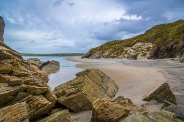Ardara, Co Donegal, İrlanda yakınlarında ilginç taş ve malzemeler bulunan Maghera mağaraları 