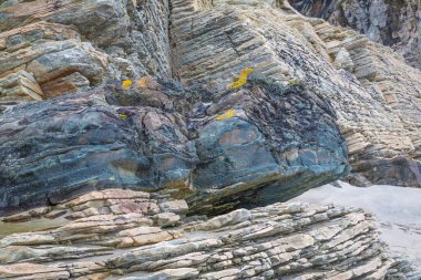 Ardara, Co Donegal, İrlanda yakınlarında ilginç taş ve malzemeler bulunan Maghera mağaraları