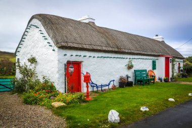 Malin Head, Co Donegal, İrlanda yakınlarındaki sazdan çatılı güzel eski ev