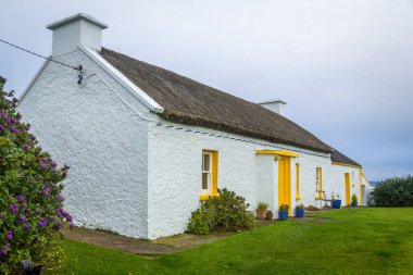 Malin Head, Co Donegal, İrlanda yakınlarındaki sazdan çatılı güzel eski ev