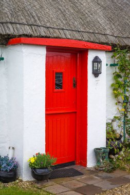 Malin Head, Co Donegal, İrlanda yakınlarındaki sazdan çatılı güzel eski ev