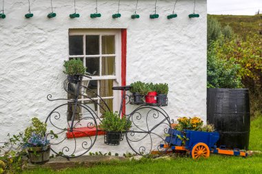Malin Head, Co Donegal, İrlanda yakınlarındaki sazdan çatılı güzel eski ev