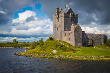 Kinvara yakınlarındaki tarihi Dunguaire Şatosu, Co Galway 