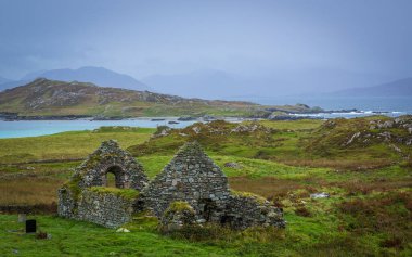 Inishbofin Adası 'ndaki eski şatonun kalıntıları, Co Galway, İrlanda 