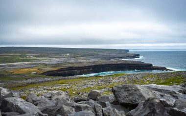 Inishmore 'daki taş duvarlar, Aran Adaları, Co Galway, İrlanda  