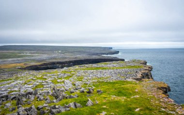 Inishmore 'daki taş duvarlar, Aran Adaları, Co Galway, İrlanda 