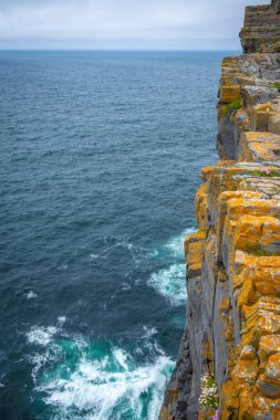 Dun Aonghasa 'daki Cliff Inshmore, Aran Adaları, Co Galway, İrlanda