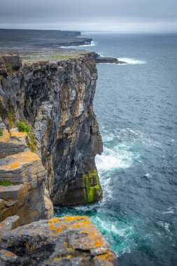 Dun Aonghasa 'daki Cliff Inshmore, Aran Adaları, Co Galway, İrlanda 