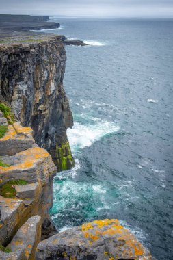 Dun Aonghasa 'daki Cliff Inshmore, Aran Adaları, Co Galway, İrlanda 