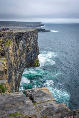 Dun Aonghasa 'daki Cliff Inshmore, Aran Adaları, Co Galway, İrlanda 