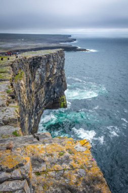 Dun Aonghasa 'daki Cliff Inshmore, Aran Adaları, Co Galway, İrlanda 