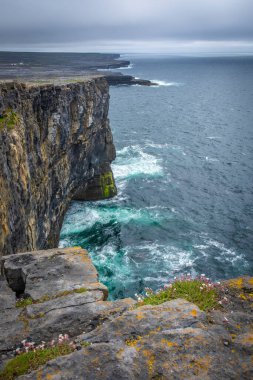 Dun Aonghasa 'daki Cliff Inshmore, Aran Adaları, Co Galway, İrlanda 