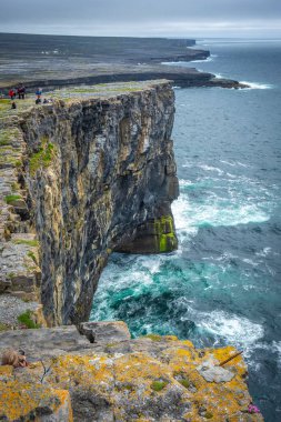 Dun Aonghasa 'daki Cliff Inshmore, Aran Adaları, Co Galway, İrlanda 