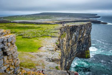 Dun Aonghasa 'daki Cliff Inshmore, Aran Adaları, Co Galway, İrlanda 