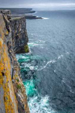 Dun Aonghasa 'daki Cliff Inshmore, Aran Adaları, Co Galway, İrlanda 