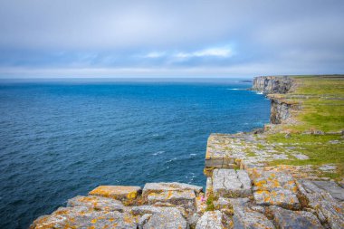 Dun Aonghasa 'daki Cliff Inshmore, Aran Adaları, Co Galway, İrlanda 