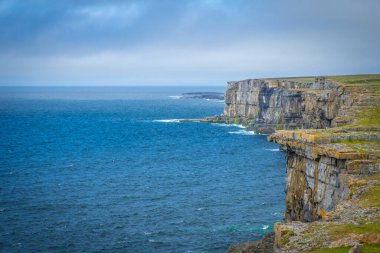 Dun Aonghasa 'daki Cliff Inshmore, Aran Adaları, Co Galway, İrlanda