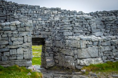 Inishmore 'daki taş duvarlar, Aran Adaları, Co Galway, İrlanda  
