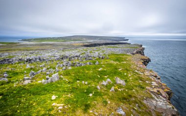 Inishmore 'daki taş duvarlar, Aran Adaları, Co Galway, İrlanda  