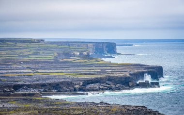 Dun Aonghasa 'daki Cliff Inshmore, Aran Adaları, Co Galway, İrlanda