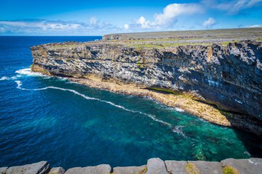 Dun Aonghasa 'daki Cliff Inshmore, Aran Adaları, Co Galway, İrlanda