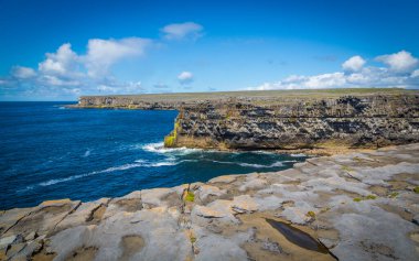Dun Aonghasa 'daki Cliff Inshmore, Aran Adaları, Co Galway, İrlanda