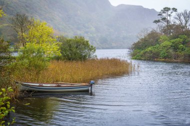 Kylemore Manastırı 'nın arka planındaki tekne Connemare, Co Galway, İrlanda