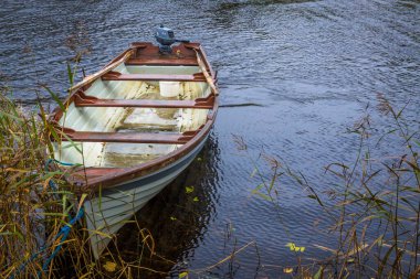 Kylemore Manastırı 'nın arka planındaki tekne Connemare, Co Galway, İrlanda