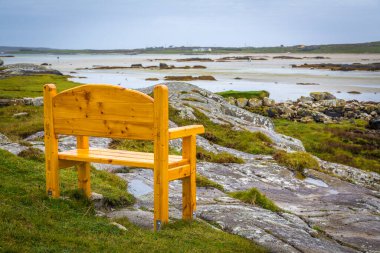 Alçak gelgit sırasında Omey Adası yolu, Co Galway, İrlanda