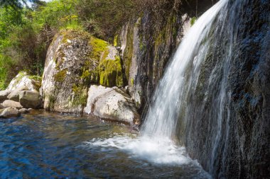 Beara Yarımadası 'ndaki Gleninchaquin Parkı' nda güzel bir dağ şelalesi, Co Kerry, İrlanda