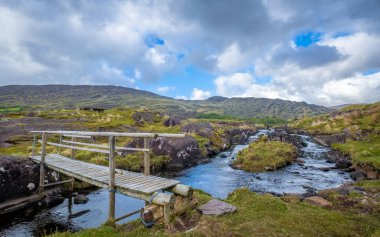 Lough Napeasta 'daki Ameon Nehri ve Lough Inchiquin, Co Kerry, İrlanda