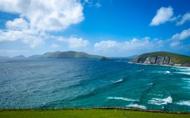 Dingle Yarımadası 'ndaki Coumeenoole Sahili' nde güzel bir yer. Co Kerry, İrlanda.