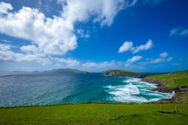 Dingle Yarımadası 'ndaki Coumeenoole Sahili' nde güzel bir yer. Co Kerry, İrlanda.