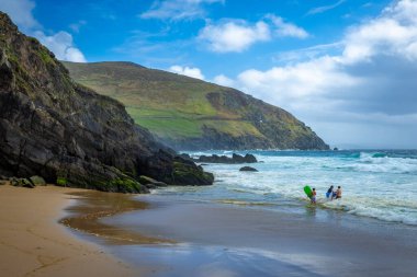 Dingle Yarımadası 'ndaki Coumeenoole Sahili' nde güzel bir yer. Co Kerry, İrlanda.