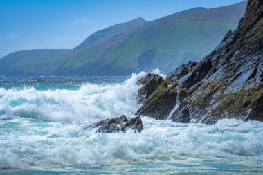 Dingle Yarımadası 'ndaki Coumeenoole Sahili' nde güzel bir yer. Co Kerry, İrlanda.